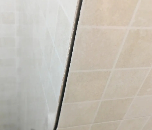 横峰瓷砖空鼓维修公司分享阳台瓷砖脱落的修复过程可以分为以下几个步骤